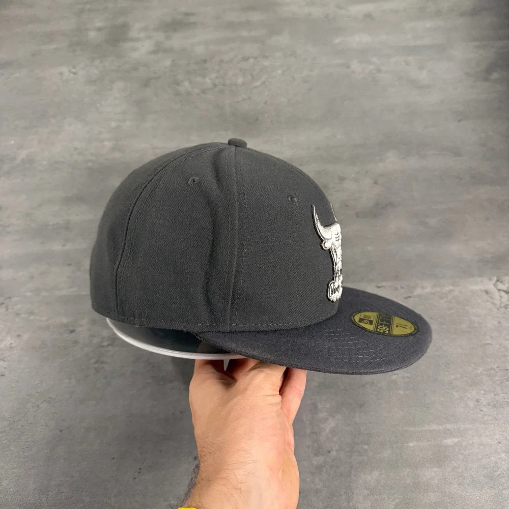 New Era Chicago Bulls Hat 7 3/4 Grey Silver 59FIFTY Fitted‎ Windy City NBA Cap